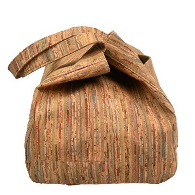 Mala grande em cortiça com padrão de riscas verticais e alça larga