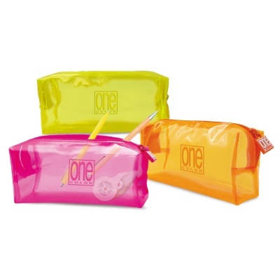 Três estojos plásticos translúcidos coloridos com texto 'one colors' e lápis dentro