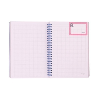 Caderno aberto com folhas quadriculadas, espiral azul e etiqueta rosa com rato no canto superior