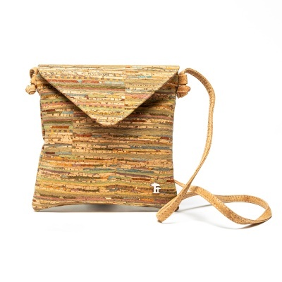 Bolsa tipo envelope em cortiça com riscas coloridas e alça fina