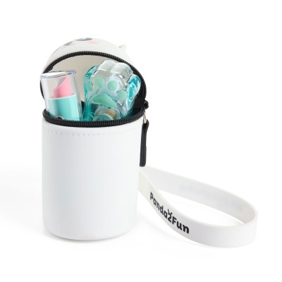 Bolsa branca com zipper e desenho de panda, contendo batom rosa e objeto em forma de pata azul translúcido