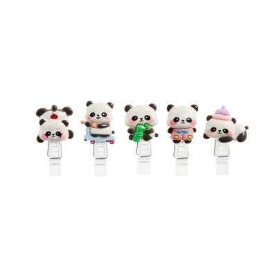 Cinco molas decorativas com figuras de panda em várias poses e acessórios coloridos.