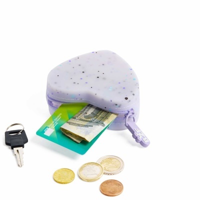 Carteira lilás de silicone com pontos brilhantes e fecho, cartão ATM, notas e moedas euro, chave preta ao lado.