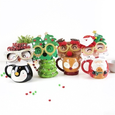 Conjunto de canecas de Natal com designs de pinguim, árvore, rena e Pai Natal