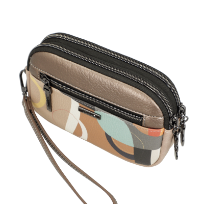 Carteira ou bolsa pequena com estampado geométrico colorido e alça de pulso castanha.