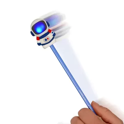 Lápis azul com boneco astronauta no topo segurado por mão