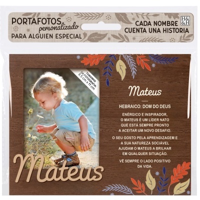 Porta-fotos madeira com decoração de folhas e texto do nome Mateus