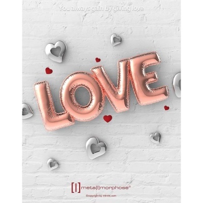 Balões metálicos cor-de-rosa formando a palavra LOVE com corações vermelhos e cinza na parede branca