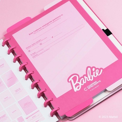 Caderno rosa Barbie com argolas de plástico e páginas internas com texto