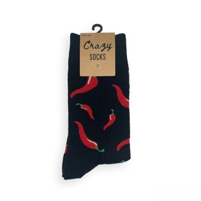 Meias pretas com padrão de pimentos vermelhos e etiqueta Crazy SOCKS