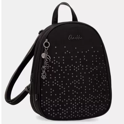 Mochila preta Anekke com tachas metálicas e pendente decorativo