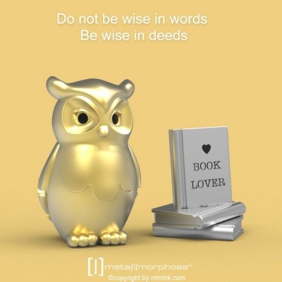 Escultura dourada de coruja com suporte de livros cinza com 'BOOK LOVER' e texto inspirador num fundo amarelo.