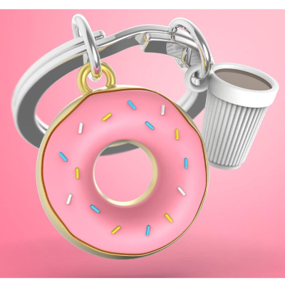 Porta-chaves com pendentes de donut rosa e copo de café branco sobre fundo rosa