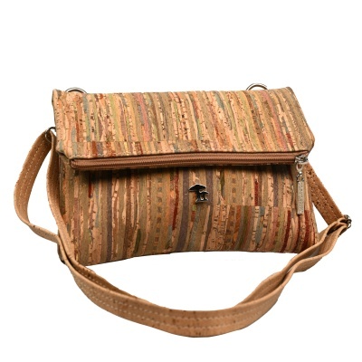 Mala de ombro castanha com padrão riscado e fecho prateado