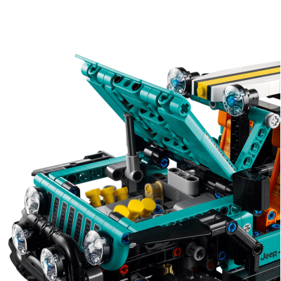Modelo de plástico LEGO Jeep azul turquesa com capô aberto e motor visível.