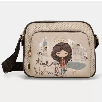 Bolsa bege com ilustração de rapariga, cão e texto Annekke time to bloom