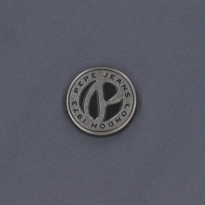 Botão metálico cinzento com inscrição Pepe Jeans London 1973 e logo PJ