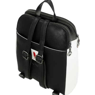 Mochila preta e branca em pele com duas alças ajustáveis e fechos metálicos