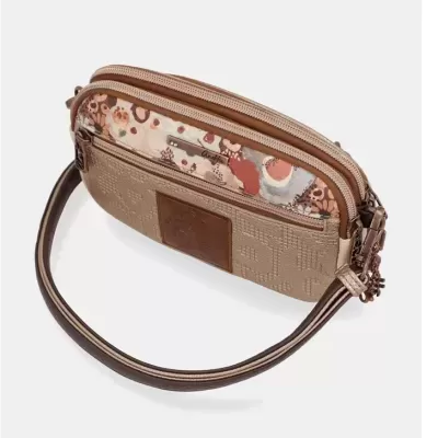 Bolsa pequena bege com padrão texturizado e detalhes em pele castanha