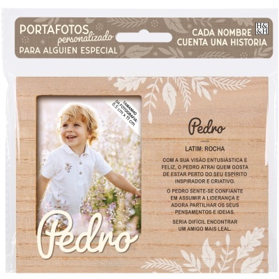 Porta-fotos de madeira personalizado com nome Pedro e moldura para fotografia.