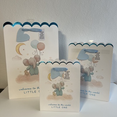 Três sacos de presente decorados com elefante e balões para bebé