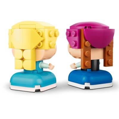 Duas figuras LEGO de costas com cabelo amarelo e rosa e roupas azuis