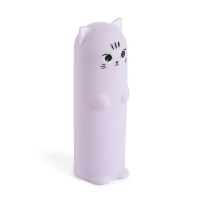 Estojo ou recipiente lilás em forma de gato com olhos e bigodes desenhados.