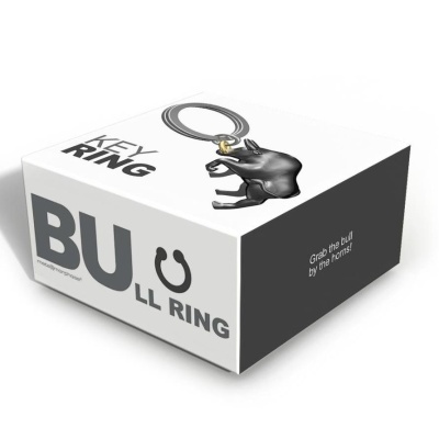 Caixa de embalagem branca e preta com porta-chaves touro preto e texto KEY RING, BULL RING, Grab the bull by the horns