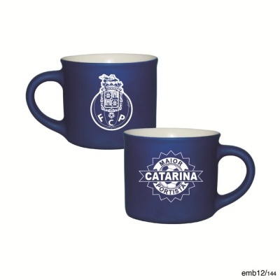 Duas chávenas de café azuis com logos e texto branco sobre fundo branco