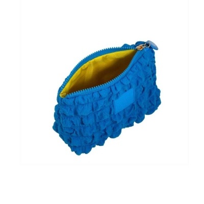 Bolsa pequena azul com fecho de correr aberto mostrando interior amarelo