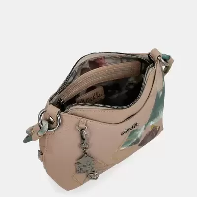 Mala de mão bege com padrão colorido e chaveiro metálico