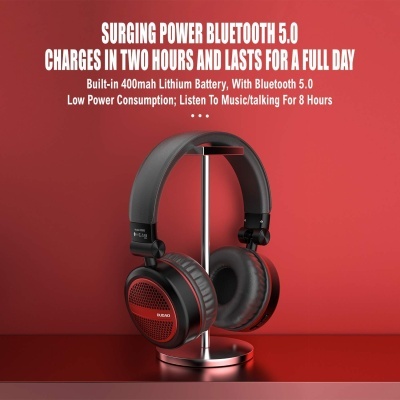 Auriculares bluetooth pretos e vermelhos em suporte metálico com fundo vermelho