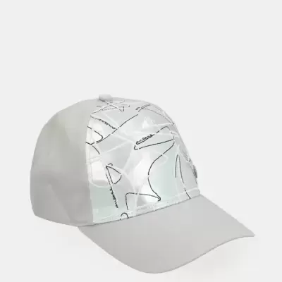 Boné cinzento claro com parte frontal prateada e padrões pretos