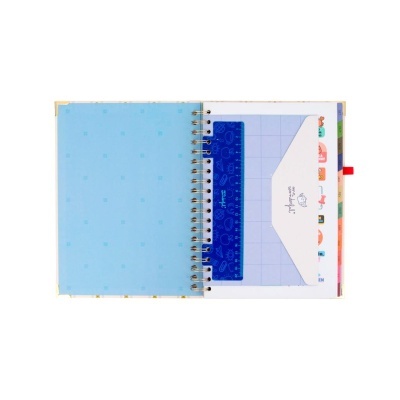 Caderno espiral aberto com régua azul e bolso envelope branco