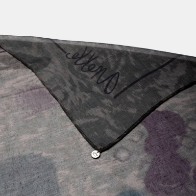 Lenço leve com padrão cinza, azul, roxo e escrita Loveness