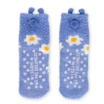 Meias felpudas azuis com flores e texto branco