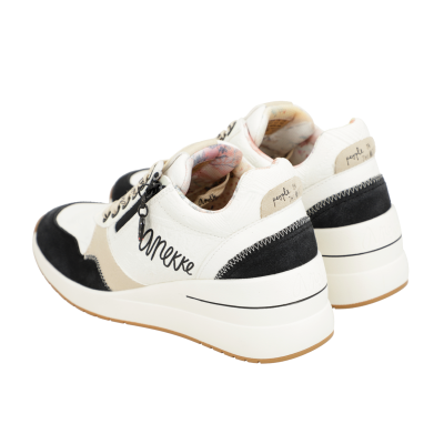Sapatilhas desportivas brancas, pretas e bege com sola elevada e texto Anekke