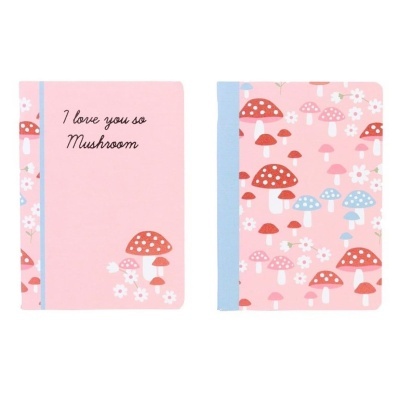 Dois cadernos rosas com estampado de cogumelos e flores e texto 'I love you so Mushroom'.