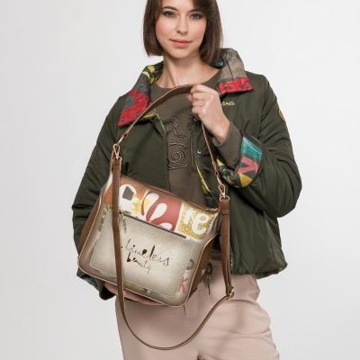 Mulher com casaco verde e mala bege multicolor com texto 