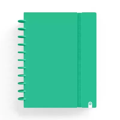 Caderno verde com argolas laterais e elástico para fechar.