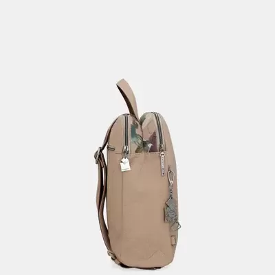 Mochila bege clara com padrão floral interior, zíperes metálicos e pendente cadeado