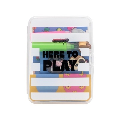 Estojo transparente com texto e papelaria colorida
