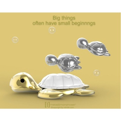 Esculturas metálicas de tartarugas dourada e prateadas com texto inspirador em fundo amarelo