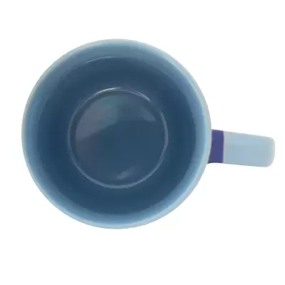 Caneca cerâmica azul vista de cima com pega retangular