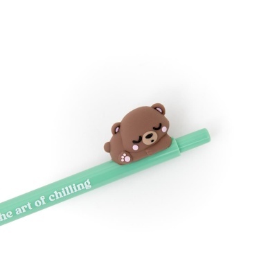 Caneta verde com figura de urso castanho dormindo e texto branco