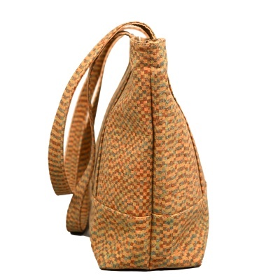 Mochila em tecido xadrez laranja e castanho vista de lado