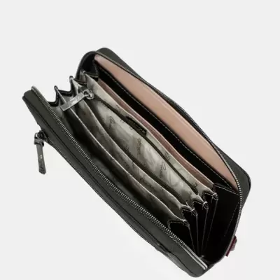 Carteira preta de material sintético com fecho de correr aberta