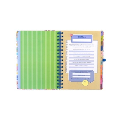 Agenda aberta com páginas em verde e amarelo, textos para preencher em português e separadores coloridos dos meses.