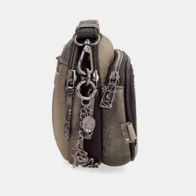 Bolsa compacta castanha de couro sintético com zíper e pingentes metálicos