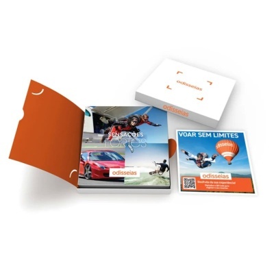 Cartão de oferta 'SENSAÇÕES FORTE' com imagens de atividades de aventura e cartão promocional 'VOAR SEM LIMITES' da marca Odisseias